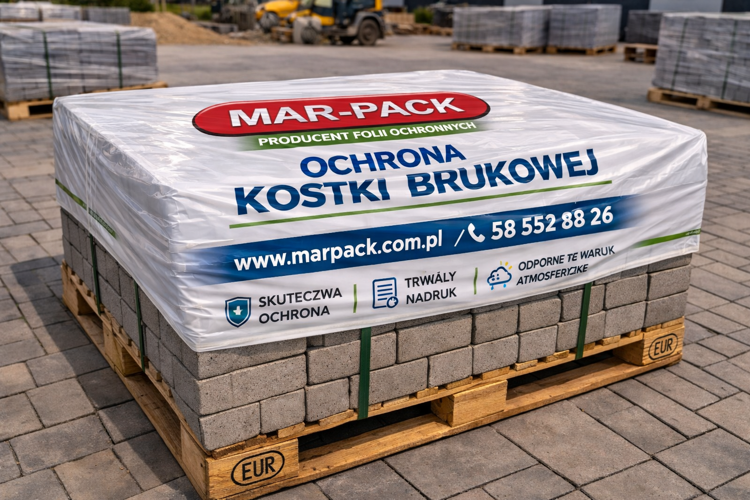 Na zdjęciu przedstawiono paletę kostki brukowej zabezpieczoną specjalnym arkuszem foliowym z nadrukiem MAR-PACK, który chroni materiał przed zabrudzeniami oraz uszkodzeniami podczas transportu i prac budowlanych. Folia ochronna z trwałym nadrukiem zawiera czytelne oznaczenia producenta, adres strony www.marpack.com.pl oraz dane kontaktowe, co dodatkowo pełni funkcję informacyjną i reklamową. Takie rozwiązanie pozwala skutecznie zabezpieczyć kostkę brukową na placu budowy, jednocześnie zwiększając widoczność marki producenta folii ochronnej